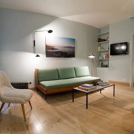 Contemporary Saint Sauveur One Bedroom Apartment